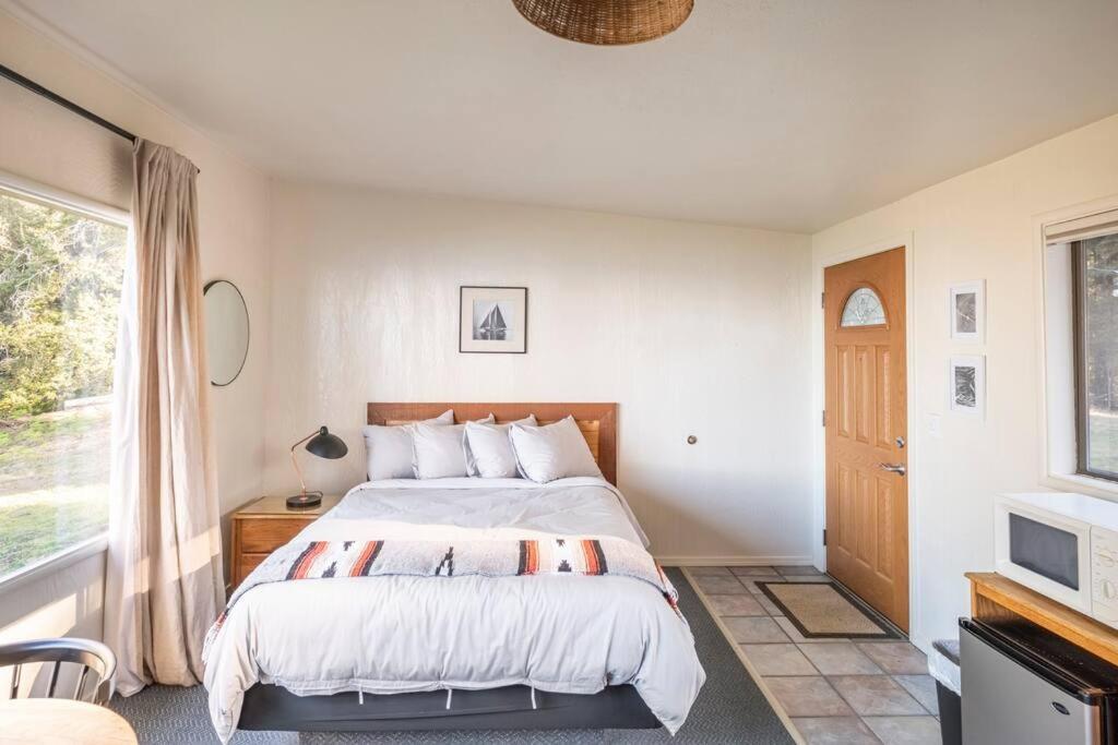 Driftwood Lodge ~ 5 Bedroom / 7 Bath ~ 30-Acre Private Estate On Hwy 1 ~ Hot Tub ~ Oceanview ~ Reunions & Retreats Walsh Landing ภายนอก รูปภาพ