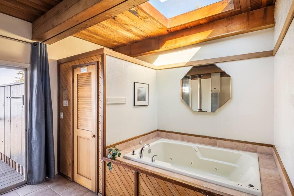 Driftwood Lodge ~ 5 Bedroom / 7 Bath ~ 30-Acre Private Estate On Hwy 1 ~ Hot Tub ~ Oceanview ~ Reunions & Retreats Walsh Landing ภายนอก รูปภาพ