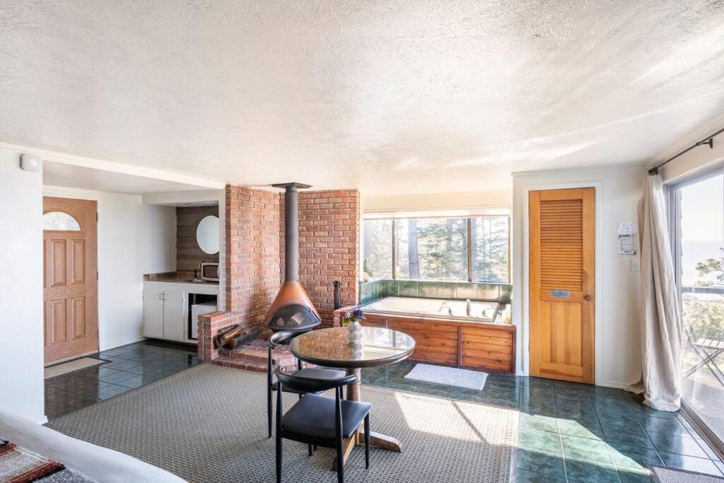 Driftwood Lodge ~ 5 Bedroom / 7 Bath ~ 30-Acre Private Estate On Hwy 1 ~ Hot Tub ~ Oceanview ~ Reunions & Retreats Walsh Landing ภายนอก รูปภาพ