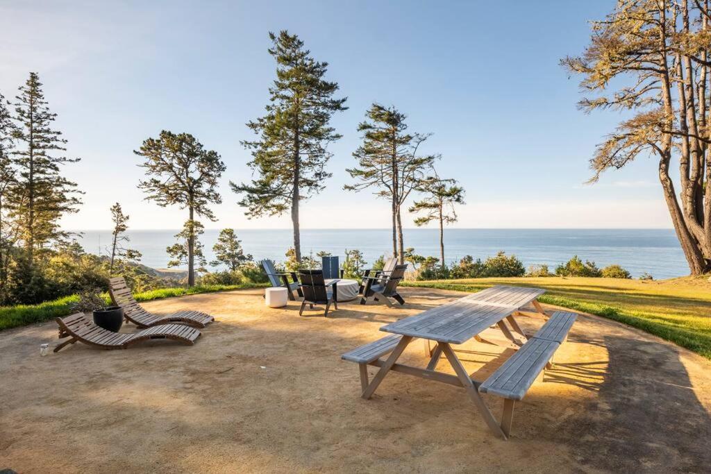 Driftwood Lodge ~ 5 Bedroom / 7 Bath ~ 30-Acre Private Estate On Hwy 1 ~ Hot Tub ~ Oceanview ~ Reunions & Retreats Walsh Landing ภายนอก รูปภาพ